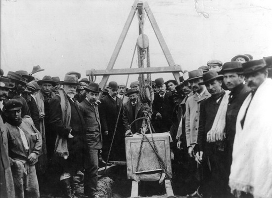 Archivo: 1905 - Piedra Fundamental.jpg